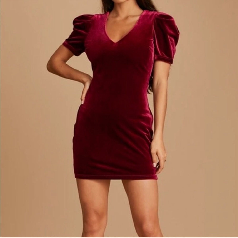 Lulu’s Red Velvet Puff Sleeve Bodycon Dress Medium ❄️NWT❄️